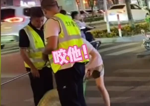 女子遛狗不牵绳，狗狗被工作人员网住后，女子当场对狗大喊：咬他