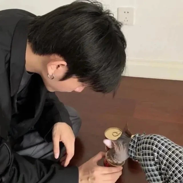 男生头像｜窗外下着雨，你没看我，我没看雨