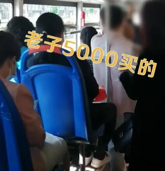 山西大同，女子带宠物狗乘公交，叫嚣：谁拍我，我可大耳刮子扇你