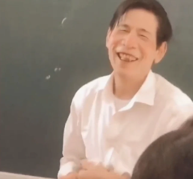 广东一老师在路上捡到小奶猫，上课时疯狂炫耀，小表情让人笑喷