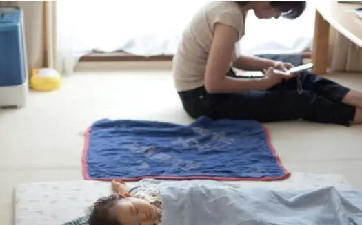 小女孩自觉上床睡觉，宝妈感觉有问题，被子掀开后想抡棍子