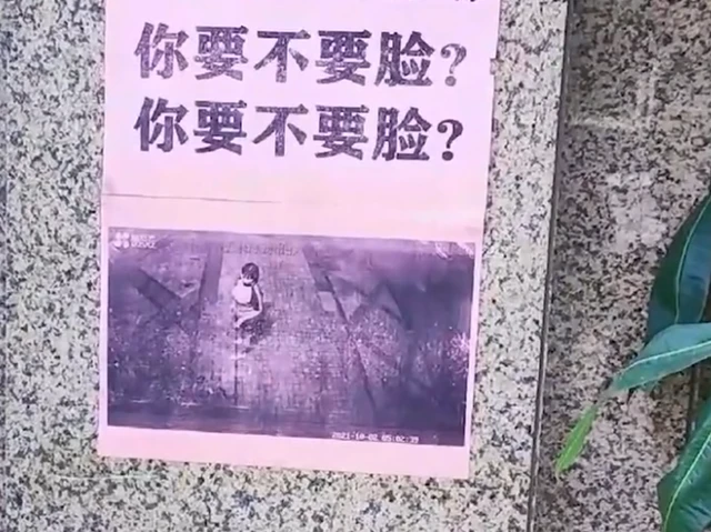 佛山女子凌晨带狗去人家门口小便，店主出绝招反击，网友：真解气