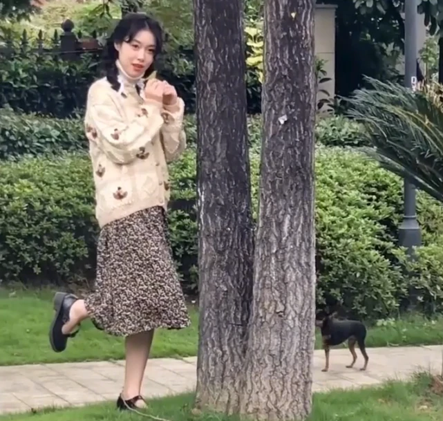 武汉一美女抬腿摆姿势拍照，路过狗狗实力抢镜，网友：这狗狗太损