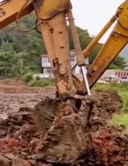 挖机兄弟掰手腕？这情况是谁救谁？