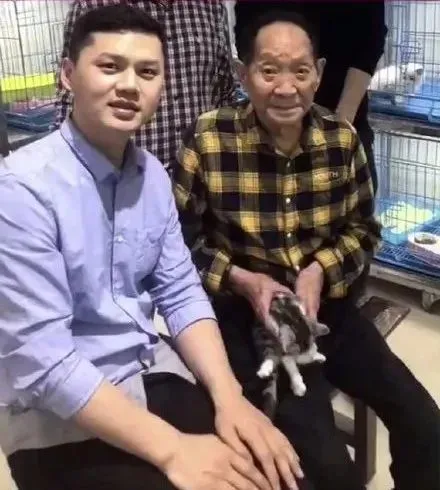 “袁隆平爷爷的猫还在等他回家！”瞬间破防，看哭了！