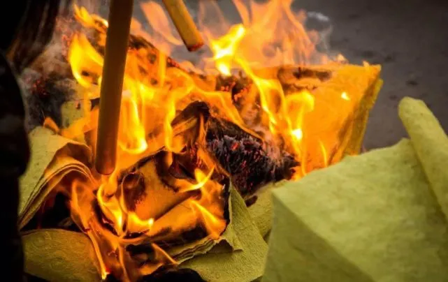 为何中国人祭祀都要“烧纸”？