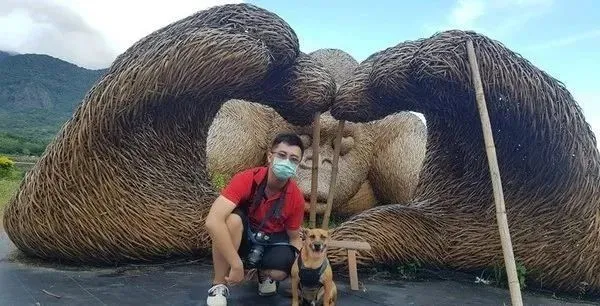 暖男收养流浪犬！4年后回到“初见面景点”留影，表情变化感动众人