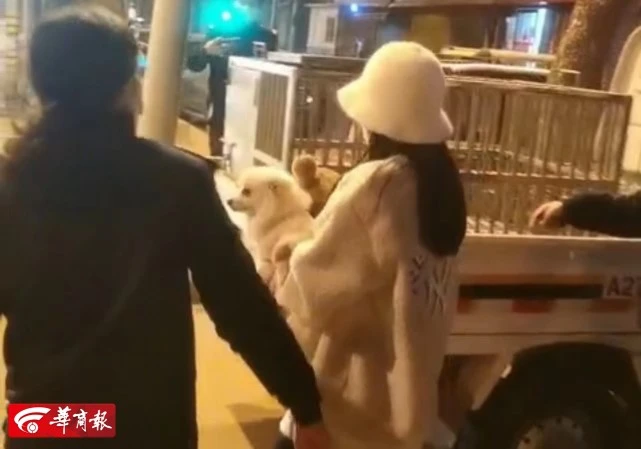 西安一夫妻遛狗不拴绳称狗比娃金贵 警方：暂扣犬只 处罚狗主人
