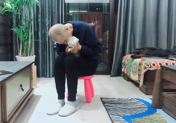 老爸明确拒绝养猫，隔断时间后就像换了个人：猫咋这么可爱呢？