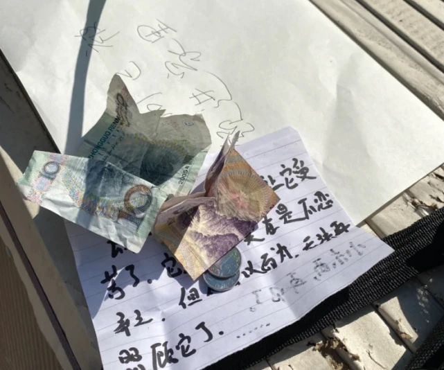 小狗被遗弃街头，主人留下一张纸条和零钱：不想让它跟我一样不幸