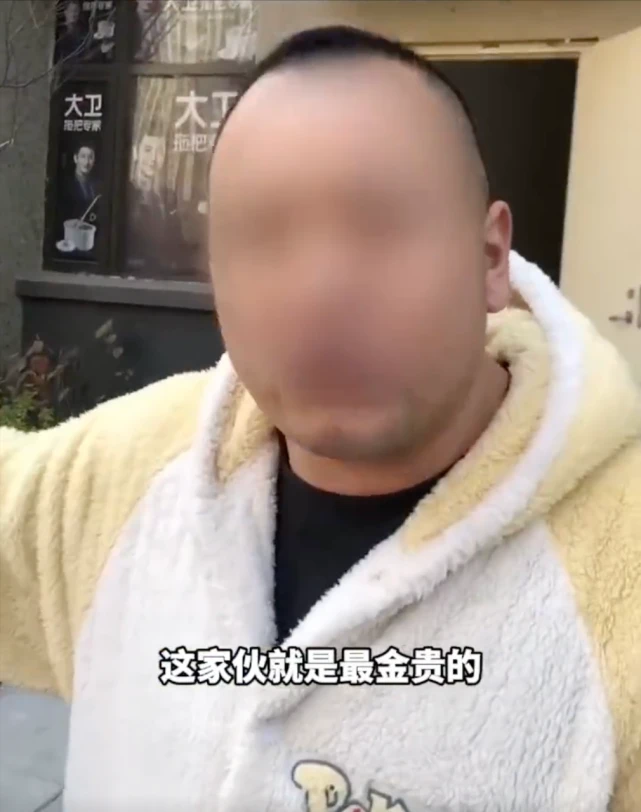 夫妻遛狗不牵绳，家长用脚踹遭呵斥：这是我们毛孩子，比你娃金贵