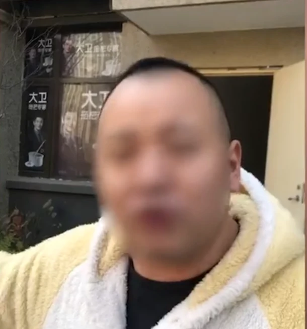 西安一对夫妻遛狗不牵绳，吓到孩子后嚣张回应“狗就比你娃金贵”