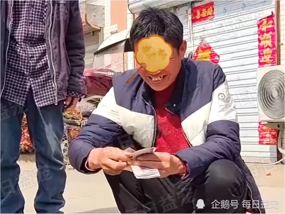 将狗狗拖行几十公里，只为了顺利卖掉，主人数钱的样子让人心酸