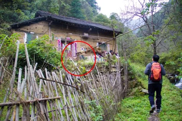 徒步秦岭：一栋土墙黑瓦的老房子，门前一条小黄狗，竟把陌生人当成了主人