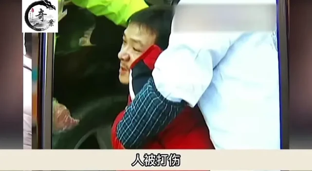 狗主人惹怒打狗队 6年爱犬被当面打死 自己还被打进医院