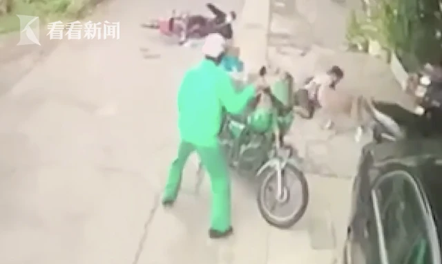 比特犬突然发狂，挣脱铁链狠咬老人！狗主人拉都拉不住...