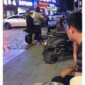 小狗狗能有什么坏心思，不就是想卖个萌，蹭口吃的吗！