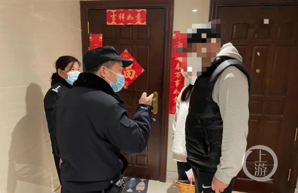 称“狗比娃金贵”20天后他们偷偷接回送养小狗，出门仍不拴绳
