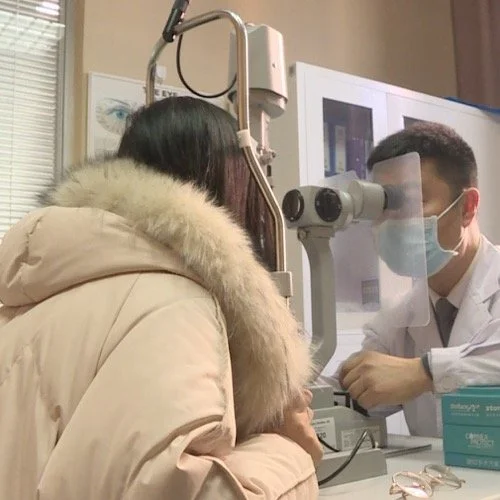 女生养宠物致睫毛滋生千只螨虫
