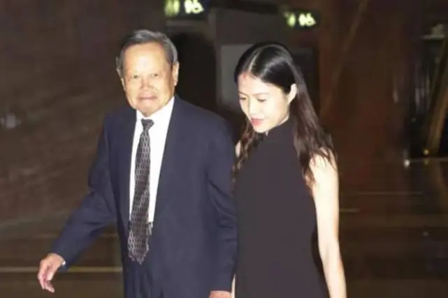 杨振宁百岁，45岁翁帆一袭红裙被指像丈夫亡妻，结婚17年恩爱如初