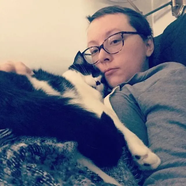 猫趣｜暴躁猫咪不寻常的依偎方式，让铲屎官及时发现癌症，捡回了一条命