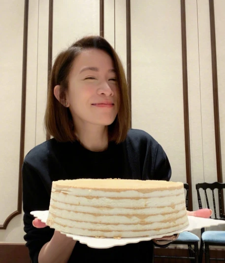佘诗曼晒狗狗眯眯眼照片，遭到黑粉网络攻击，又来一个不怕死的？