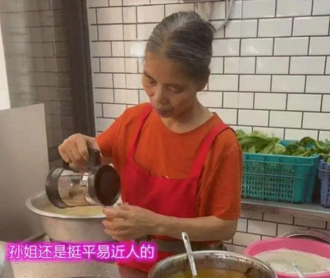 卖螺蛳粉嚣张的老太婆，如今收敛暴脾气还对客人笑了，网友：晚了