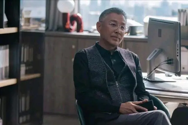 老戏骨迎娶初恋，结婚40年零绯闻，如今还时常为老婆送鲜花