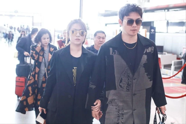 生娃后很快工作的她，老公被质疑软饭男，这对姐弟恋真是如此吗？