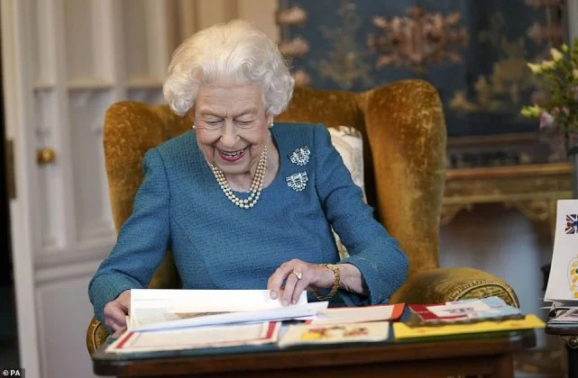 英国女王收继位70年贺礼，佩戴父母送的胸针喜气洋洋，混血小狗出镜