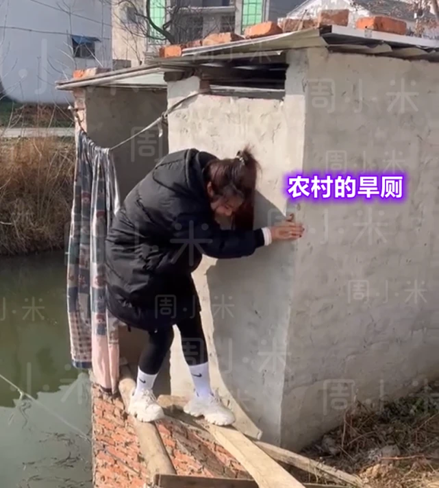 女子在农村上旱厕，狗狗在墙外“偷看”，网友：它以为可以咪西了