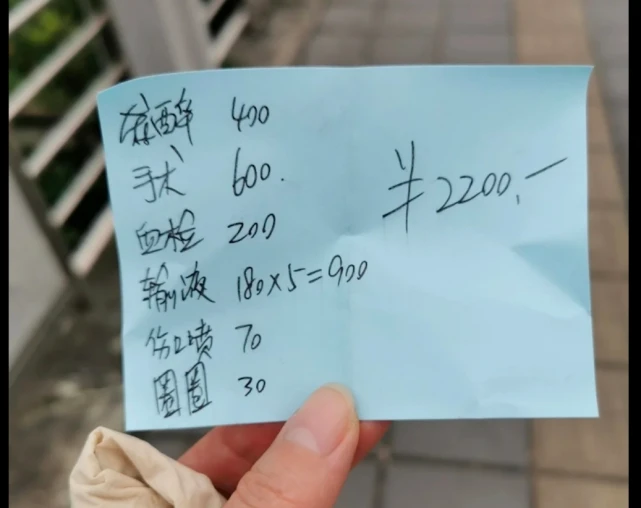 金毛被拴在桥下的杂草丛中，遗弃还选择如此隐蔽地方，意欲为何？