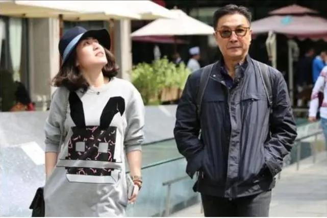 “铁胆神侯”刘松仁：二婚娶小22岁泰国空姐，如今72岁无儿无女