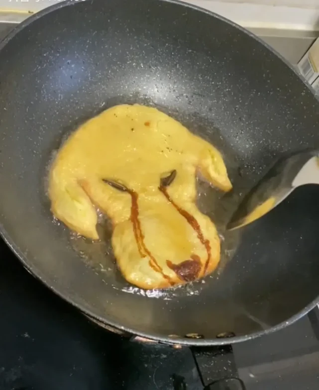 网友为测试金毛的忠诚度，特意制作了狗头烧饼，金毛看到后傻眼了