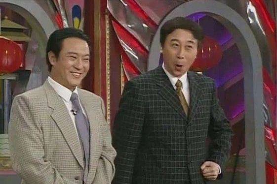 不做演员只想当官？51岁抛弃老搭档的牛群，58岁裸捐后家庭破碎
