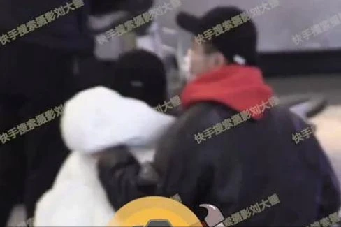 张佳宁被曝新恋情，与男友恩爱携手同回家，网友：她都30多岁了