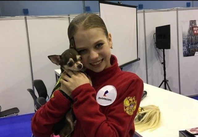 莎莎公主，原来是个铲屎官！特鲁索娃刻苦训练之余，最喜欢遛狗