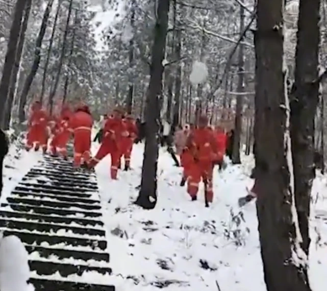 四川美女游客路遇消防战士们在休息，邀请一起玩雪，遭到雪仗猛攻