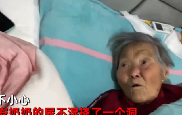 安徽猫咪不小心将87岁奶奶的尿不湿，挠了个洞，被奶奶骂一早上