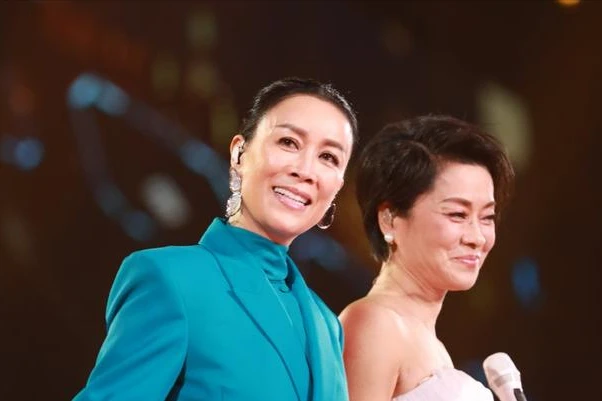 第6任丈夫离世后，毛阿敏神情憔悴低头不语，260亿资产由外甥打理