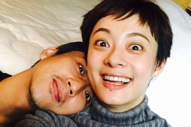 孙俪婚姻出危机？邓超与一女星互动亲昵，网友：一条腿都压上来了