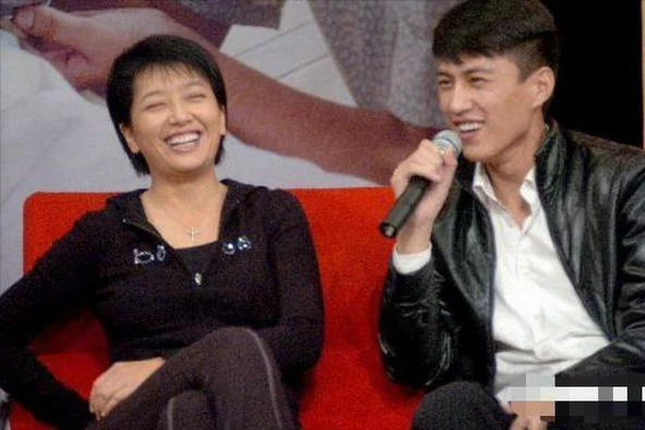 靳东：放弃同居5年的江珊，余生不会辜负二婚的李佳！