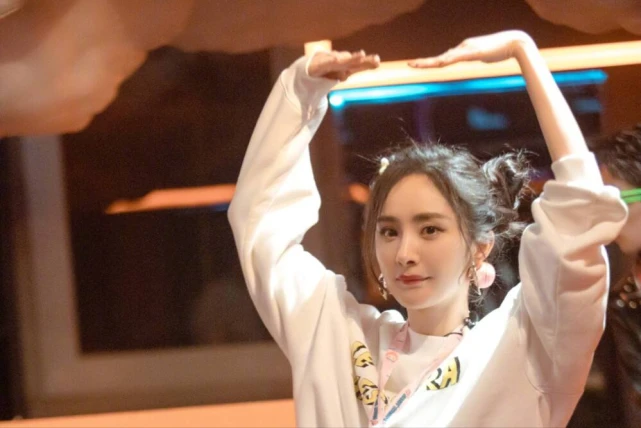 杨幂深夜与帅哥同回家，男方高大帅气撞脸冯绍峰，有情况？