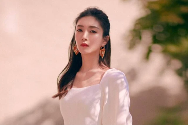 女明星江疏影晒健身照，皮肤白皙蚂蚁腰纤细有力，少女感满满！