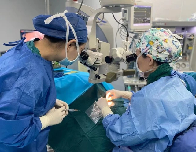 家养宠物的要注意了！女童跟狗狗亲密接触，眼里长了6条“活虫”