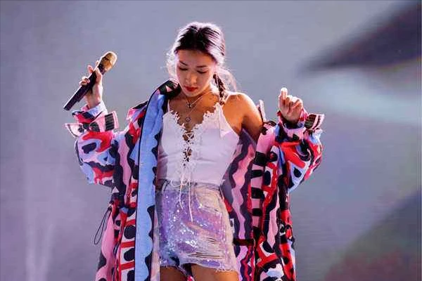 装穷、卖惨、成功“走出大山”的吉克隽逸，如今为何如此矫情？