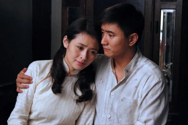 39岁于明加罕见晒合照，与老公合影恩爱甜蜜，结婚12年没做过饭