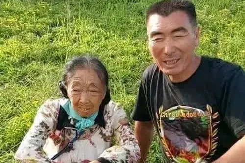 85岁马玉琴和儿子断绝关系，直播赚钱后，儿子忙送孙子人前尽孝？