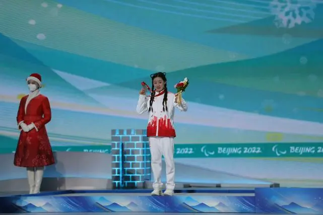 厉害了！张梦秋第五次登上领奖台，换了个可爱的“小猫”发型