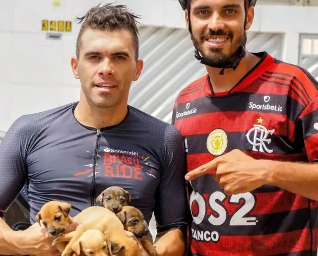 最帅自行车选手～骑行12公里带五只被遗弃狗仔回家！